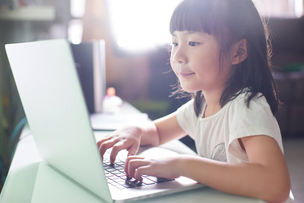 Qual a melhor idade para inscrever o seu filho em uma escola de informática?