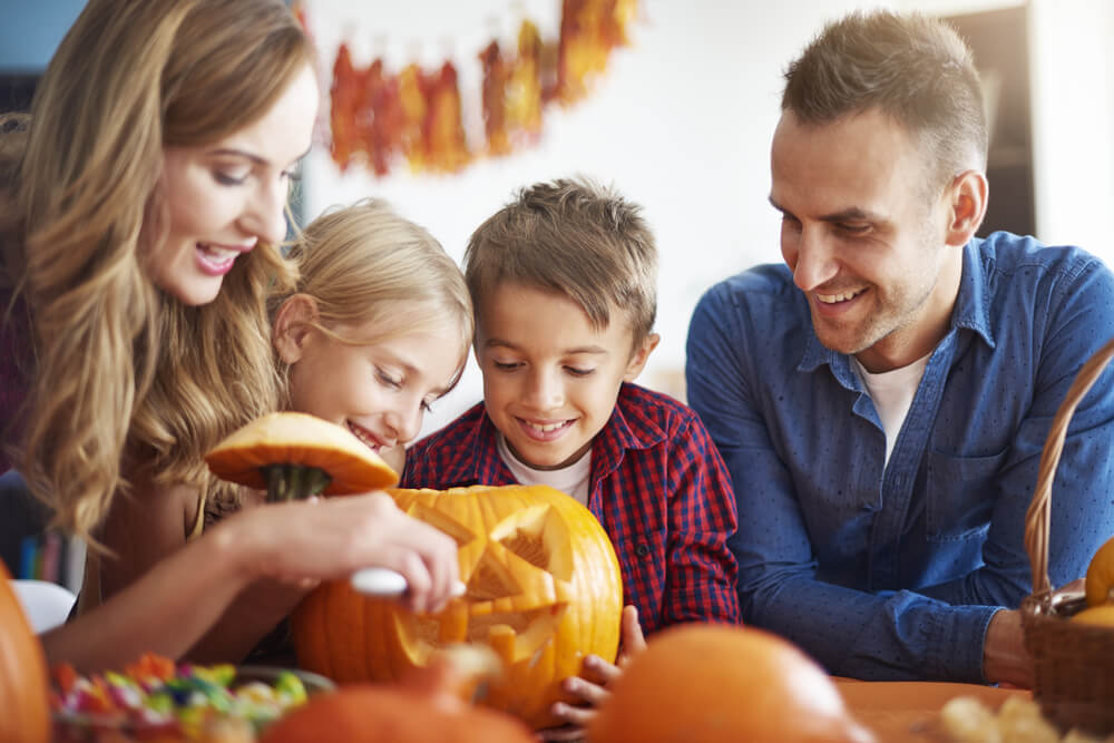  6 tradições de Halloween para divertir seus filhos